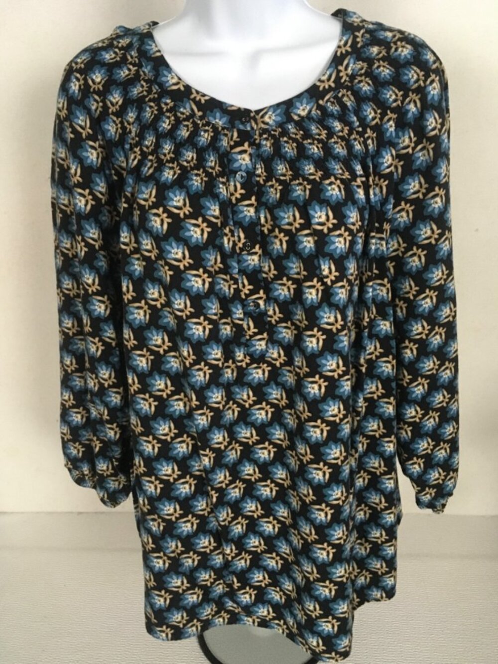 Croft n Barrow Top Size 1X Navy Blue w Flowers 3/4 Sleeves Round Neckline Button